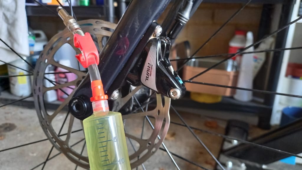 How to bleed SRAM Rival 1 brakes  and clean pistons